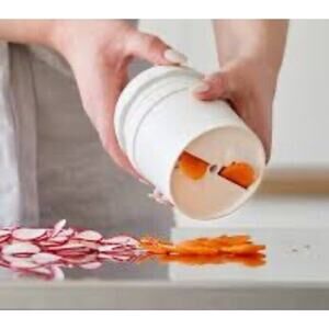 The Pampered Chef Spiral and Slice #1136 Kitchen Tool White Salads Retired PC